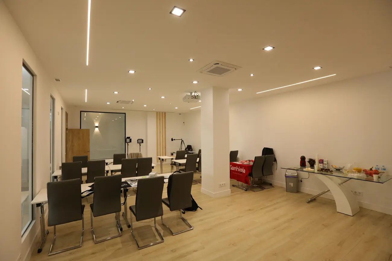 Aula de prácticas del centro, con los puestos de trabajo